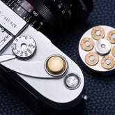 Le bouton de l'obturateur est décoré d'un matériau en laiton coloré pour améliorer la sensation du Fujifilm Leica
