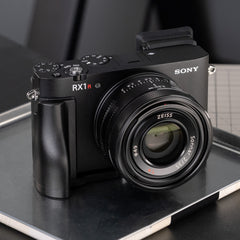 Metal Grip for Sony RX1R3 – Ergonomic Handle, Hidden SD Slot, Arca-Swiss Base