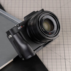Metal Grip for Sony RX1R3 – Ergonomic Handle, Hidden SD Slot, Arca-Swiss Base